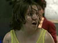 Fig. 17: I eksempelvis den sindssygt sjove  episode ”Bad Friend” (S02E03) render Hannah på ret ufeminin vis rundt i en uformelig  neongul netundertrøje og sveder, mens hun tager en masse kokain sammen med sin  homoseksuelle ekskæreste.