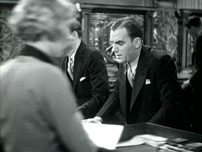 Fig. 16: Pat O’Brien (til højre) i “American Madness”. Kameraet følger med en lang køretur de to kolleger fra bankboksen gennem hele banklokalet.