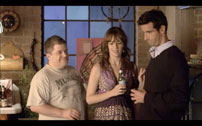 Fig. 17. Charmaine står midt mellem de to mænd, Nick og Neal. Charmaine bliver spillet af Rosemarie DeWitt, der også har rollen som Midge Daniels i serien Mad Men(2007-).