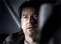 Fig. 16-18: ”Her har vi skurken. Stemmen i telefonen er Thomas W. Gabrielsson, og vi ser ham først senere i serien som Abbe Jönsson” (seer på Forbrydelsen III’s website). Foto: DR.
