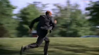 Fig. 17-18: I en komisk forfølgelsesscene jagter Tony en løbende mand, der skylder ham penge. Hverken Tonys mimik eller scenens lydbillede tyder på, at noget alvorligt skal ske.