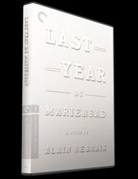 Fig. 1. L'Année demière à Marienbad er udkommet i nyrestaureret udgave, som blu-ray og med ekstramateriale. Filmen vandt Guldløven på Venedig Filmfestival i 1961. Oprindeligt skulle filmen have været vist på Cannes Filmfestival, men da instruktøren Alain Resnais nægtede at lade en franskmand synkronisere den italienske, men fransktalende, Giorgio Albertazzis replikker, trak Cannes deres tilbud tilbage. Blot én af mange anekdoter som den nye boks indeholder.