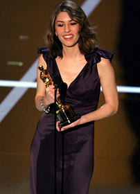Fig. 1: Sofia Coppola (f. 1971) med sin Oscarstatuette. Udover Lost in Translation har hun også instrueret The Virgin Suicides (1999) og Marie Antoinette (2005), som også bærer præg af det, man kan kalde for visuelle mellemrum. I artiklen ”Fortællingens mellemrum” fra feb. 2008 ser Jens Amdi Nielsen nærmere på mellemrum hos Jim Jarmusch. I denne artikel om Lost in Translation, perspektiveres der også til Jarmusch’ fortællepraksis og billedunivers, men som det helt konkret kommer frem i Mystery Train (1989).