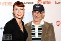 Fig. 1. Cody Diablo (writer) og Steven Spielberg (creator, executive producer) foran Showtimes reklamevæg. Serien premierede den 18. januar 2009.