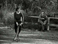 Fig. 19: Rigmandspigen Ellen Andrews (Claudette Colbert) stopper en bil uden brug af tommelfingeren.
