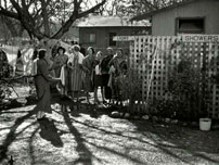 Fig. 21: Med en lang køretur følger kameraet rigmandspigen Ellen (Claudette Colbert), da hun vil have et brusebad i ”It Happened One Night” (1934).