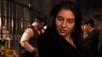 Fig. 22, fig.23: Francis Ford Coppola bruger sin egen datter til at trække paralleller mellem sig selv og Michael Corleone. På kommentarsporet fortæller Coppola, at hans egne fjender – filmanmelderne – bruger datteren Sofia Coppolas noget uslebne optræden i Part III til at ramme ham med personlige angreb. Men uanset om der er tale om nepotisme eller ej, så ville rollen som Mary Corleone havde stået stærkere, hvis den var blevet spillet af en af tidens unge talenter, Winona Ryder.