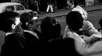 Først umiddelbart efter La pointes slag mod franskmandens ansigt trækker kameraet sig igen tilbage til sin position som udenforstående betragter. Scenen er orkestreret akkurat, som en lignende scene ville være det i en Raoul Walsh-gangsterfilm fra trediverne eller en Howard Hawks-western fra fyrrene. Og spørgsmålet er, om Pontecorvo ikke alligevel har erkendt, at der trods alt ikke nødvendigvis er en iboende modsætning mellem ”the sense of truth” og ”...the effects usually considered paramount in filmmaking.” (se citat ovenfor)