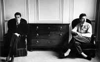 Fig. 2. Instruktøren Resnais (t.v) havde kort forinden instrueret sin første spillefilm Hiroshima mon amour (1959) og blev forbundet med den franske ny bølge, la nouvelle vague, mens Robbe-Grillet på den litterære front var fortaler for nouveau roman. Deres fælles opponering mod den herskende fortællepraksis skabte således udgangspunktet for et tæt samarbejde.
