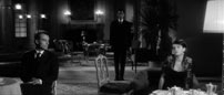 Fig. 3. Kvinden bliver spillet af Delphine Seyrig og de to mænd spilles af henholdsvis Giorgio Albertazzi som forføreren og Sacha Pitoëff som ægtemanden - set stående længst væk i billedet. I filmen har de ingen navne, men i manuskriptet er de defineret med bogstaverne A, X og M.