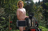Fig. 4: Nacktschnecken. Johann (Raimund Walisch) foran kameraet.