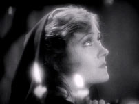 Fig. 4. Et close-up af Kitti Kelly fra Queen Kelly (1929). Filmen er kun delvist instrueret af Erich von Stroheim. Han blev nemlig fyret pga. uoverensstemmelser med hovedrolleindehaveren Gloria Swanson. Noget der øjensynligt ikke påvirkede deres senere samarbejde i Sunset Boulevard.
