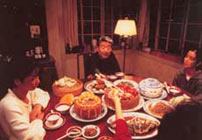 Fig. 7 + 8: Maden er ofte et ledemotiv i Ang Lees film. Dette har Dilley fat i, hvad angår de første af hans film, mens det overses i de senere film. Her billeder fra Eat Drink Man Woman (1994).