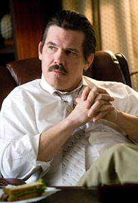 Josh Brolin spiller den ligegyldige birolle som politichefen med et tidligere forhold til Emily Sanders.
