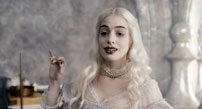 Fig. 8. Tim Burtons udgave af den Hvide Dronning fra Alice in Wonderland spillet af Anne Hathaway. Hathaway nævner også selv Norma Desmond som én af mange inspirationskilder.