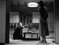 Fig. 9. Early Summer af Ozu (1951). Den unge kvinde Noriko modtager et foto af en mulig ægtemand.