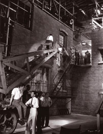 Fig. 9. Det kan fx også have været en senere kran som denne anvendt i Fox-filmen Sob Sister (1931). The Go-Devil var det i hvert fald ikke, da den ikke var i stand til at bevæge sig så langt frem og tilbage hen ad gaden, som tilfældet er i Sunnyside Up og ifølge en reporter var drevet af en – sandsynligvis ganske støjende – dampmaskine (Reid 1928, s. 116).