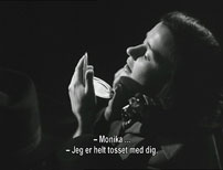 Fig. 3: Monika erklærer, at hun er vild med Harry, men er samtidig optaget af sig selv i spejlet.
