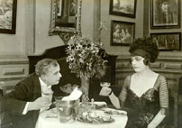 Fig. 8: Asta Nielsen er en kompleks femme fatale - en nuanceret skurk - i Urban Gads Den sorte Drøm (1911). Selv i stumfilmsperioden var skurketyperne mange; nogle mere nuancerige og komplekse end andre.
