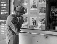 Fig. 3: Belmondo foran en biograf i A Bout De Souffle (1959). Idet kameraet bevæger sig ind på fotografiet af Humphrey Bogart, toner den kraftige gadelyd væk et øjeblik og stemningen skifter.