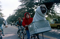 Fig 1: En opadgående og  opløftende cykletur i Steven Spielbergs fantastiske film fra 1982: E.T. – The Extra-Terrestrial.