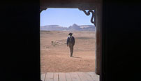 Fig. 1: Sidste klip fra The Searchers; Ethan Edwards alene på vej ud i ørkenen set gennem døråbningen. (1:53:46)