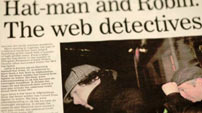 Fig. 11: Sherlock forsøger at skjule sig for pressen, men ender med at blive kendt for sin … Sherlock Holmes-hat.