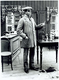 Fig. 13: Otto Lagoni som Holmes i Sherlock Holmes i Bondefangerklør (1910), den eneste bevarede af Nordisk Films Kompagnis Holmes-film. Lagoni havde allerede spillet Holmes. I 1902 havde han titelrollen, da en turnerende trup spillede Walter Christmas’ stykke i Aalborg og formentlig også andre steder. Deer-stalkeren er ikke blevet en del af ikonografien endnu.