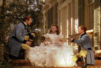 Fig. 6: Scarletts kjoler: I filmens indledning optræder Scarlett i en hvid kjole, der etablerer hende som ung og uskyldig. Som bekendt varer uskyldigheden ikke ved, ligesom den hvide kjole ret hurtigt skiftes ud med kjoler i langt heftigere farver.