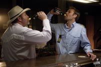 Fig. 3-4: Jørgen, i Kim Bodnias imposante skikkelse, trækker helt eksplicit western-filmens univers og rekvisitter med ind i filmen og filmen indeholder endda den klassiske duel; her godt nok udkæmpet ved bardisken.