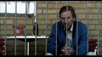 Fig. 6: Kaj spærret inde bag rækværkets tremmer, et andet eksempel på filmens ekspressive iscenesættelse.
