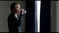 Fig. 7: Christoffer ved hotellets vindue. Hans minimalt ekspressive optræden ledsages af kølige blå og grå farver og et fravær af underlægningsmusik.