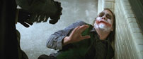 Fig. 10: For at få information om, hvor hans elskede holdes fanget, overskrider Batman sin egen regel og forskel til skurken - han torturerer.