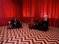 Fig. 12: Det røde rum er i begyndelsen knyttet til seriens drømmeplan, men skellet imellem det imaginære og reale i Twin Peaks opløses gradvist.