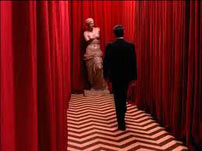 Fig. 14: Agent Cooper entrerer Det røde rum/The Black Lodge i sidste afsnit af Twin Peaks (1991, instr. David Lynch).
