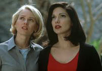 Fig. 15: Alene karakterrelationerne er svære at få hold på i Mulholland Dr. (2001). Spørgsmålet er om det overhovedet er meningen for tilskueren at få entydigt hold på disse. I billedet ses hhv. Naomi Watts og Laura Elena Haaring, der tilsammen indtager fire af filmens centrale roller.