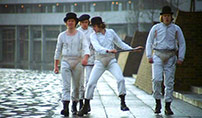 Fig. 15-16: Film som 2001: A Space Odyssey (1968),  med sit aggressivt langmodige tempo, og A  Clockwork Orange (1971), med sin harske samfundskritik og sin brug af bl.a.  kontrapunktisk lyd, var med til at artyficere science fiction-genren.
