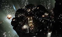 Fig. 18-19. Billedpar: Metropolis (1927) og Blade Runner (1982).

 
 
Film som Avatar og Cloud Atlas tilhører næppe genrens mest interessante og  kunstneriske værker, men disse film vækker mindelser af genrens filmhistoriske  fader, Méliès, og minder os om et af SF-genrens mest eksplicitte kendetræk:  spektaklet. Genren blander det  pædagogiske og det spektakulære, det kritiske og det kommercielle, det episke  og det etiske. Den forbindes ofte med kulørt meterlitteratur, men rummer også  nogle af filmhistoriens mest interessante og visuelt fascinerende værker. Tænk  blot på Metropolis, Frankenstein, A Clockwork Orange, Blade  Runner og Videodrome. Film som disse  foregår ofte i fjerne galakser og diverse fremtidsscenarier, men bør ikke  reduceres til et tidsmæssigt og geografisk setting. Science fiction har altid  været påhæftet stempler som pulp og eskapisme, men netop i deres etablering af  nye, spekulative situationer kan SF-filmene faktisk overskride den rene eskapisme. De giver muligvis ofte anledning til  en fantastisk flugt, men kan også – gerne med eksplicit henvisning til mytologi  og erkendelsesteori – give anledning til frygtelige spørgsmål. Med  Frankenstein, Alex DeLarge, Deckard og Neo kan vi afprøve tankeeksperimenter og  stille nogle af de fundamentale og ofte etiske spørgsmål, som knytter sig til  diverse teknologiske landvindinger (fx mulighederne for overvågning,  kriminalitetsbekæmpelse og genmodifikation). SF-filmen er således ofte spundet  ind i et pudsigt paradoks: en fascination af det, vi kan (det teknologien helt eller delvist muliggør) og et spørgsmål  om, hvad vi vil. Science fiction-genren  er derved spektakulært spekulativ, og  ganske som teknologien er den frygtelig  fascinerende.
 