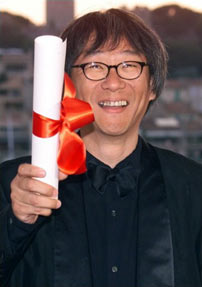 fig. 1: Taiwanske Edward Yang hædredes med prisen som bedste instruktør på Cannes-festivalen i 2000.