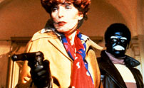 Fig. 2: Tyskeren Rainer Werner Fassbinder er blandt de instruktører, som aktivt har afsøgt koblingen imellem terrorisme og visuel æstetik. I Terror og film, som udelukkende behandler mainstreamfilm og begivenheder af nyere dato, er der dog ikke fundet plads til Fassbinders ”Rote Armee-film”. På billedet ses et still fra den nu klassiske Fassbinder-film Die dritte Generation (1979).