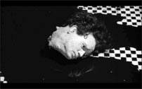 Fig. 2: Eraserhead (1977) har en handling, men om den omhandler noget konkret er meget diskutabelt. På billedet ses hovedpersonen Henrys hoved, inden hans hjernemasse vil blive brugt til viskelædere. At sige om denne film at den omhandler ”angsten for seksualitet” ville nok være en venlig konkretisering af dens faktiske indhold.
