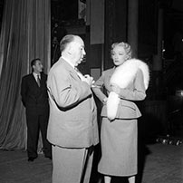 Fig. 3: Marlene Dietrich bar tøj  fra Dior såvel i Hitchcocks Stage Fright fra 1950 som til oscaruddelingen året efter.