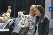 Fig. 4. Kim og Amanda i Paris. Læg mærke til den mistænkelige arm til venstre i billedet. Foto: Scanbox Entertainment.