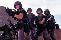 Fig. 8-9: Kapitlerne om Rambo III (1998) og Starship Troopers (1997) repræsenterer det mest partikulære og mest abstrakte af bogens forskellige bidrag – og som sådan det mindst og mest interessante.