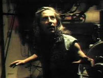 Fig. 5: I den europæiske filmudgave af piloten til Twin Peaks (1990) bliver Killer Bob skudt af Agent Cooper, men i serien er det umuligt at afgøre om han er en fysisk entitet, en abstraktion eller begge dele.