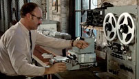 Fig. 7: På billedet ses Harry Caul (Gene Hackman), der som et led i sit arbejde skal modtage og dechifrere diverse opkald. Det er næppe nogen tilfældighed, at denne karakter, fra Francis Ford Coppolas nu klassiske The Conversation,hedder Caul til efternavn. Navnet betyder måske intet, men er homofont med ”call”, at ringe op, og ligner således unægtelig et lydligt tegn.