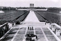 Fig. 8: De sirlige kompositioner hos Leni Riefenstahl står i direkte modsætning til stilen i Ujicas/Ceausescus film. Fælles for Triumph des Willes og The Autobiography of Nicolae Ceausescu er dog, at de begge har en stor diktater i den altoverskyggende hovedrolle.