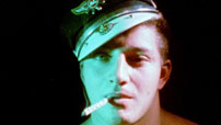 Fig. 8-9: Alternative strømninger, inklusive queer-filmen, har også en plads i Cousins’ filmhistorie. På billederne ses et still fra Andy Warhols Blow Job (1964) og Kenneth Angers Scorpio Rising (1963).
