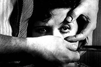 Fig. 10: Holy Motors giver plads til  frie associationer, ligesom i Luis  Buñuel og Salvador Dalís fantasirige kortfilm, Den andalusiske hund (1929). Her er der ingen konkret handling. Som  seer er man nødt til at sænke paraderne og overgive sig til de  ekspressionistiske drømmebilleder.