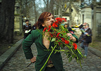 Fig.  4-5: Den ulækre skiderik Monsieur Merde (Hr. Lort) kravler op af kloakkerne i  Paris og spiser blomster til frokost på kirkegården,